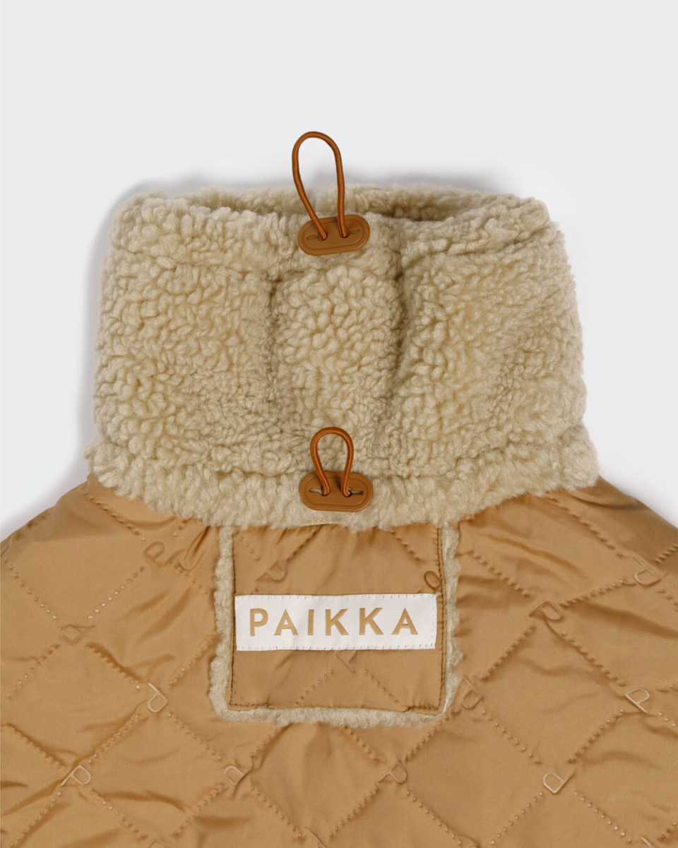 Зимняя куртка для собак на подкладке из натуральной овечьей шерсти PAIKKA Quilted Sherpa Jacket Camel Зимняя куртка для собак на подкладке из натуральной овечьей шерсти PAIKKA Quilted Sherpa Jacket Camel