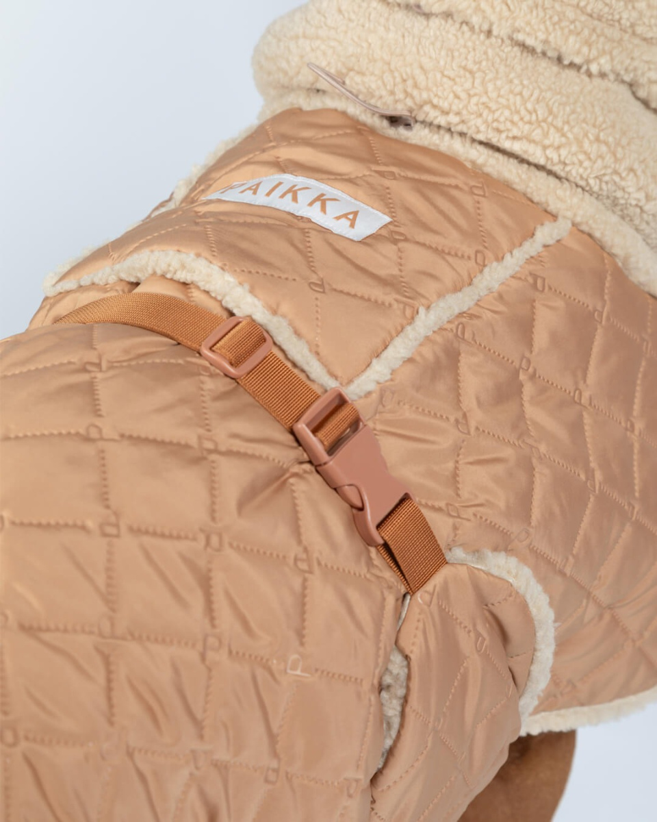Зимняя куртка для собак на подкладке из натуральной овечьей шерсти PAIKKA Quilted Sherpa Jacket Camel Зимняя куртка для собак на подкладке из натуральной овечьей шерсти PAIKKA Quilted Sherpa Jacket Camel
